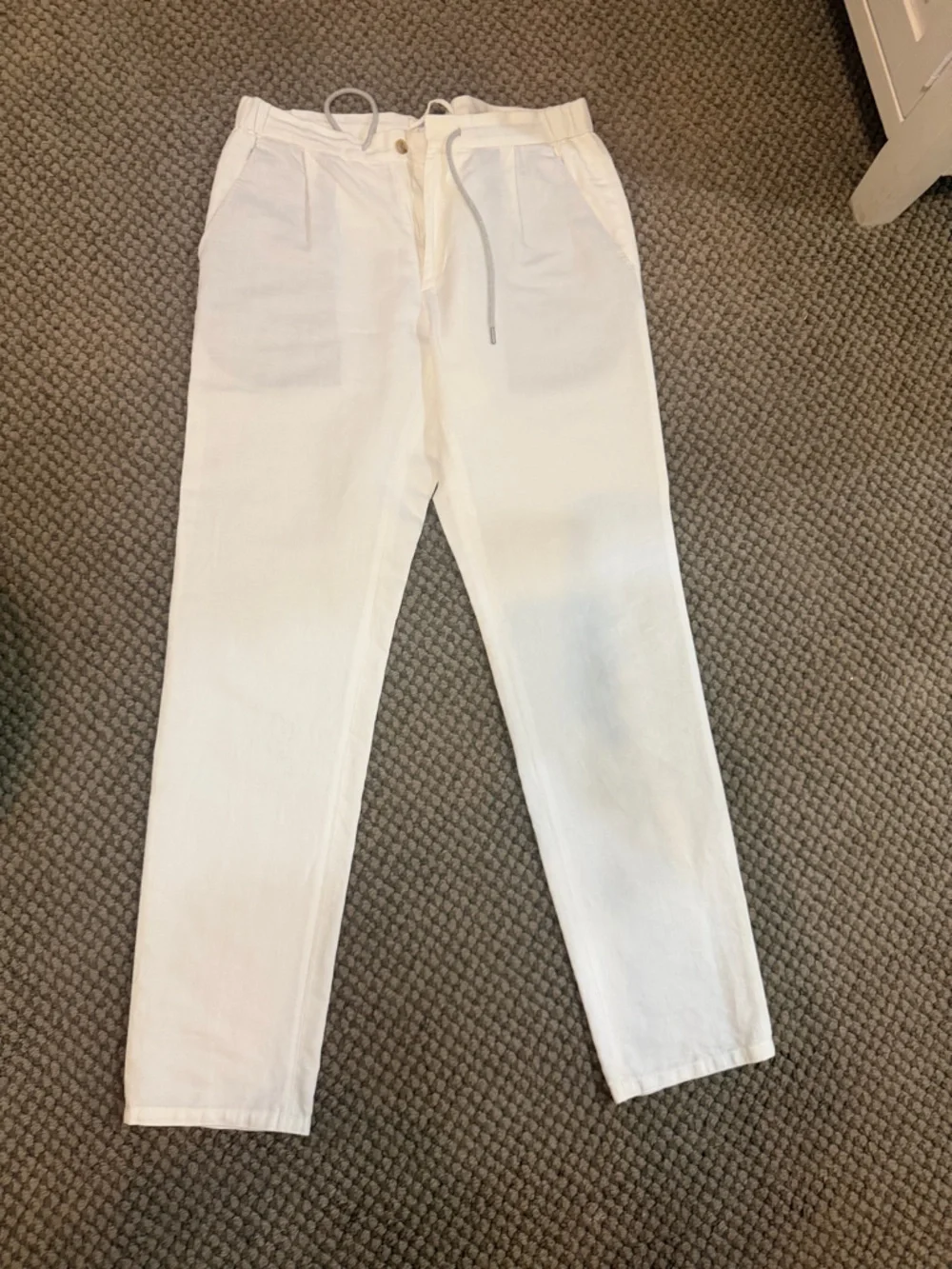 White Skinny Pants - Clean Minimal Style